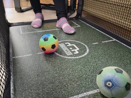 Jalat ja muutama pikkupallo jalkapallopöydän sisällä