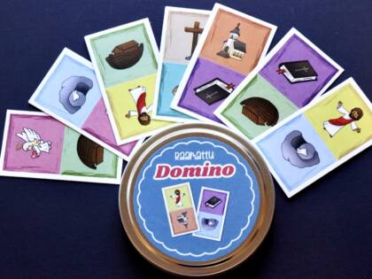 Pyöreä metallinen rasia, jossa lukee "Raamattu domino".
