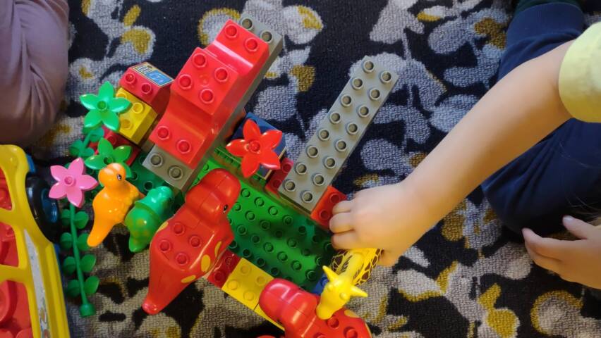 lapsi leikki dublo legoilla