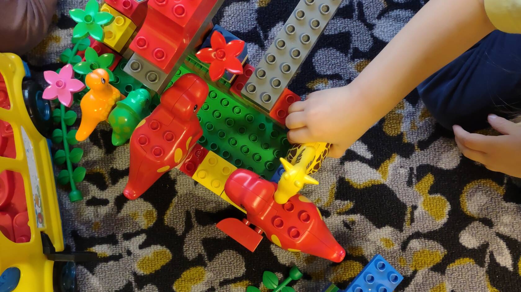 Legoleikkiä avoimessa kerhossa