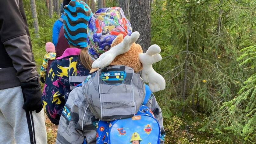 Lapsia metsäretkellä, reput selässä